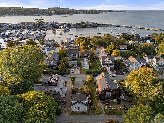 Couldn't ask for a better location! Walk right over to all the sights on bearskin neck.