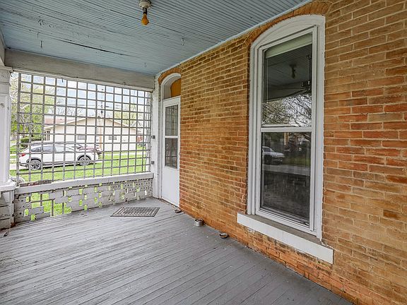 4th image of 302 W Main St