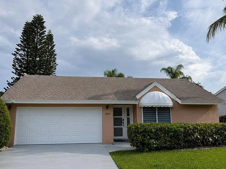 1842 Edgewater Dr — Photo 1