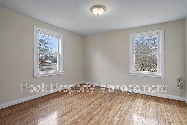 2 bed, 1.0 bath, 800 sqft, $1,200 — Photo 2