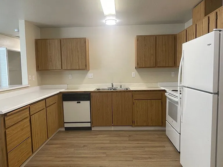 802 Cally Ct — Photo 6