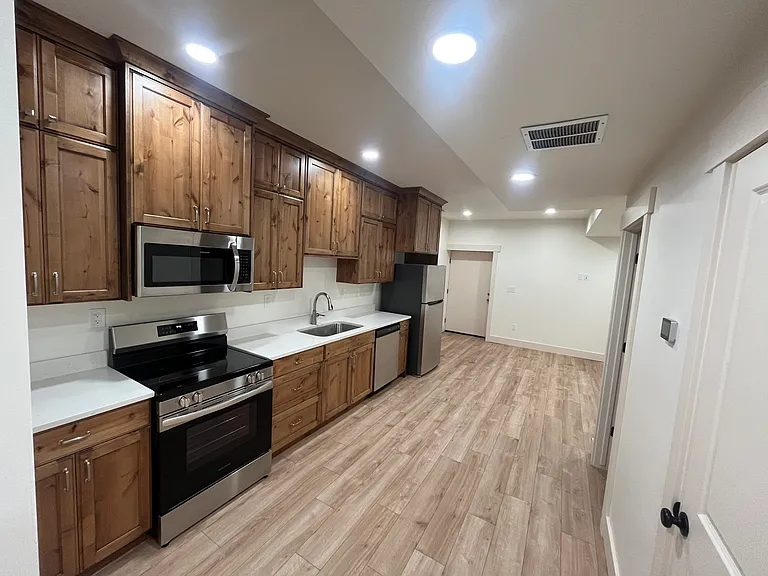 818 W Manor Crest Ln #BASEMENT — Photo 11