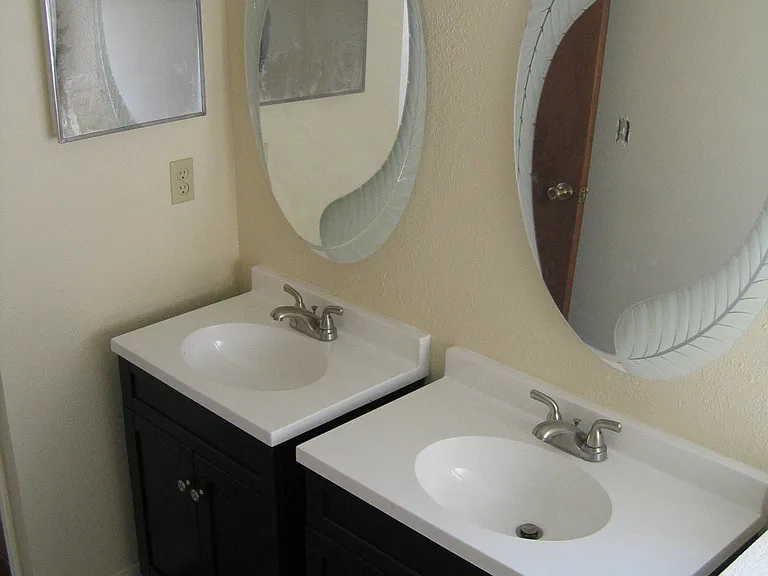 1042 Manigan Ave — Photo 9