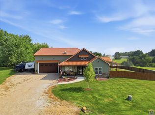 9611 Valley View Dr, Ozawkie, KS 66070