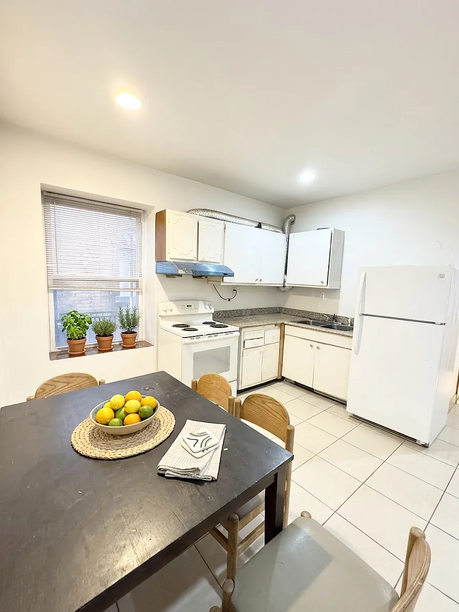 Building Photo - 125 Stratford Ave #2