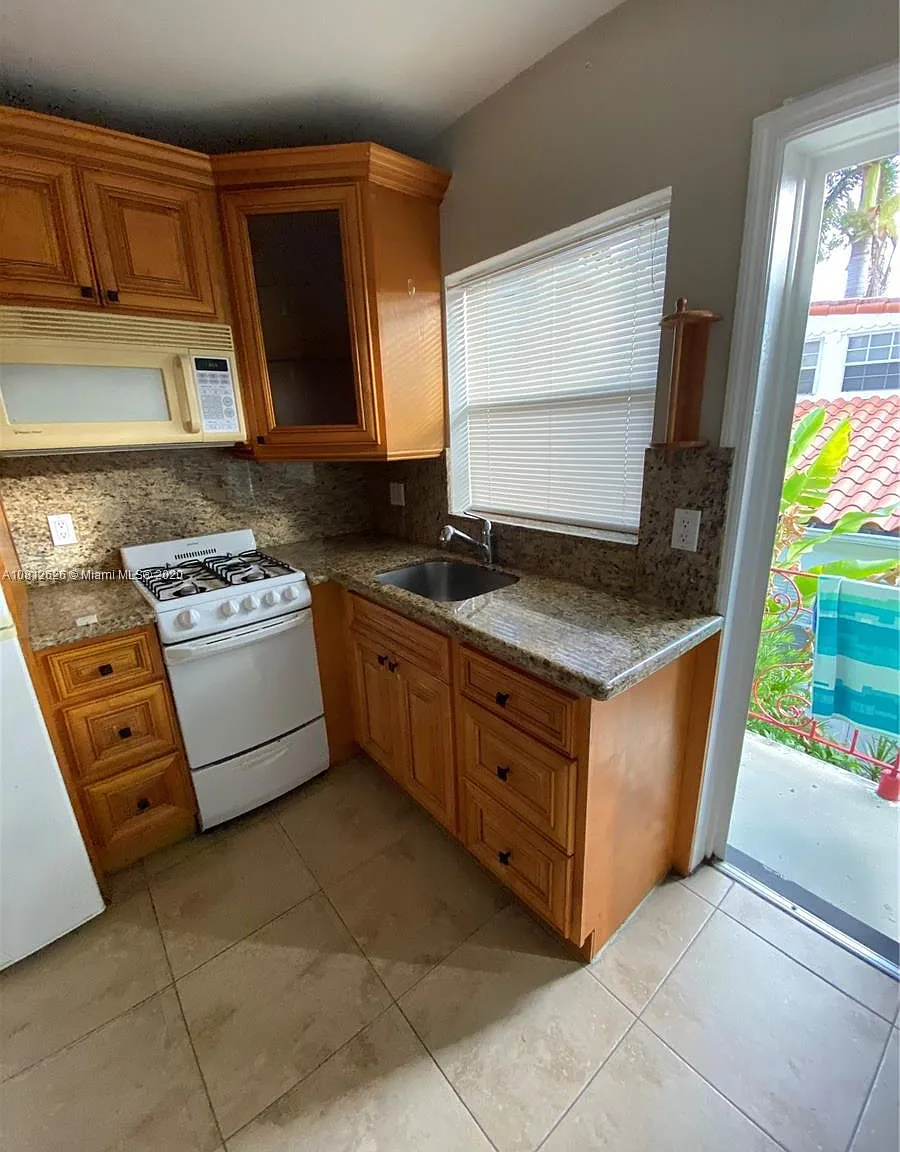 Studio, 550 sqft, $1,550 — Photo 2
