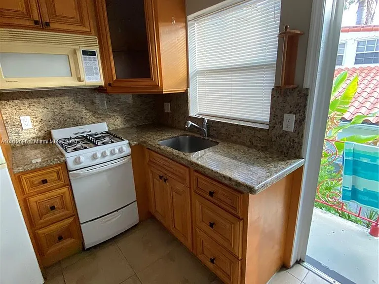 1607 Michigan Ave #7 — Photo 2