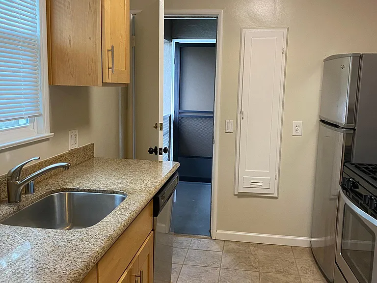 280 Everett Ave — Photo 5