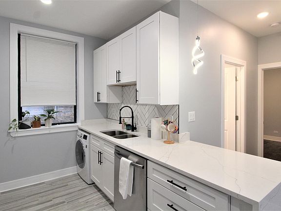 5th image of 841 W Cornelia Ave APT 1S