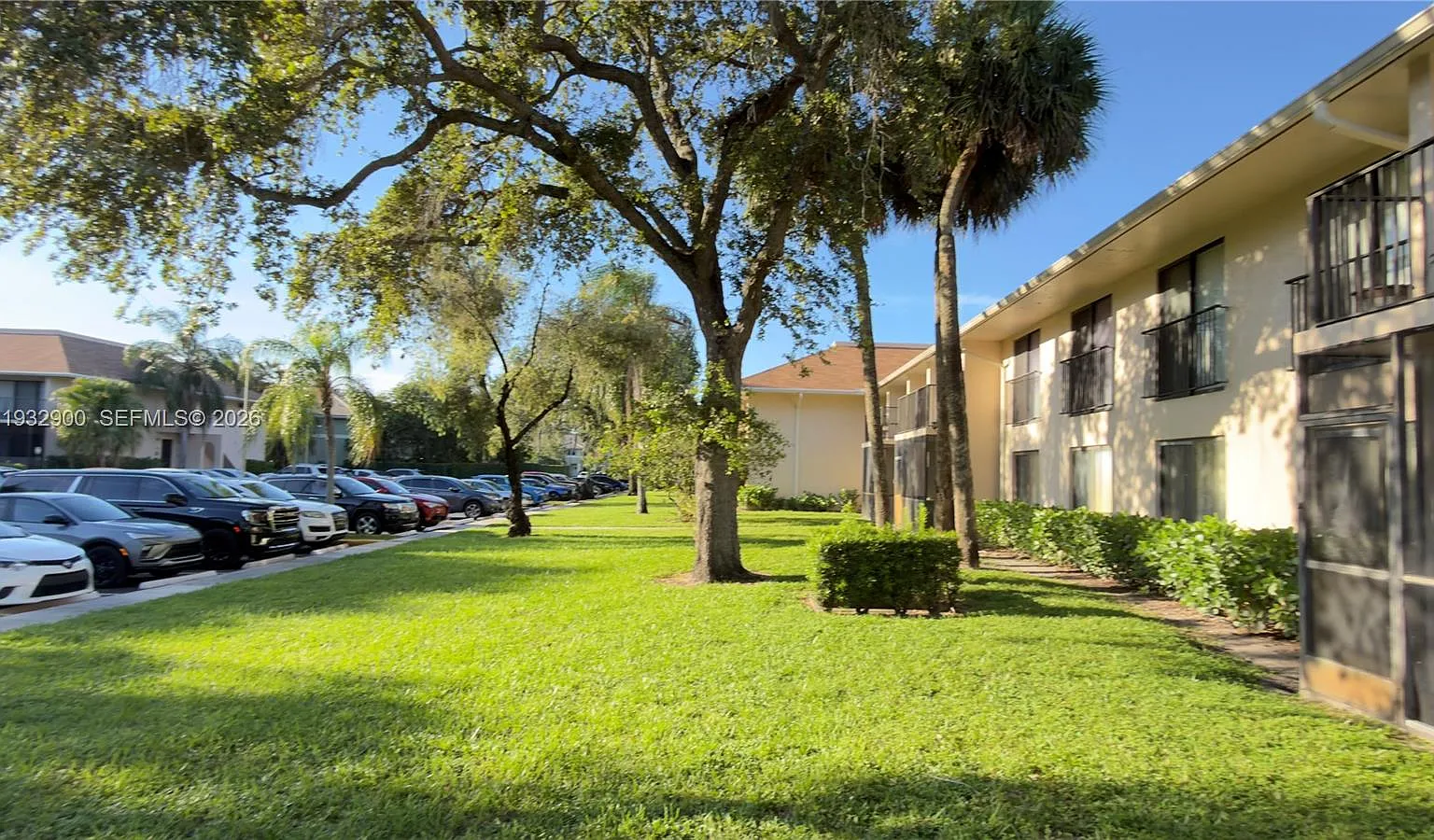 Hampton Court Condo — Photo 2