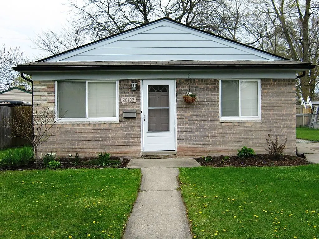 26103 Townley Ave photo 1