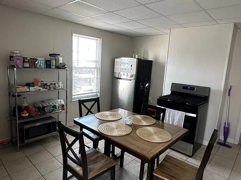 173-175 Bay View Ave — Photo 3