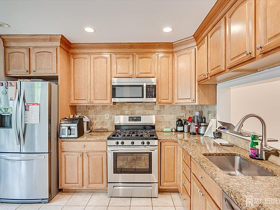 3rd image of 903 Maplecrest Rd