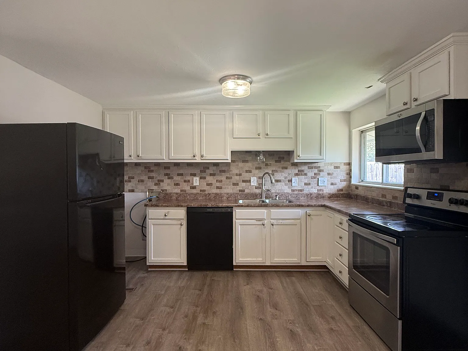 2 bed, 936 sqft, $1,600 — Photo 2