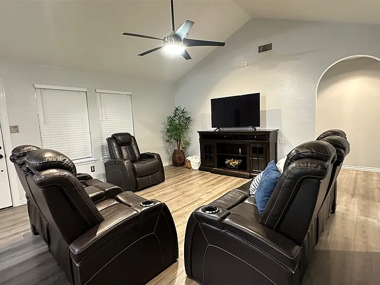 13731 Biggs St — Photo 4