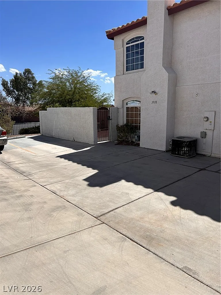3 bed, 2.5 bath, 1457 sqft, $2,250 — Photo 1
