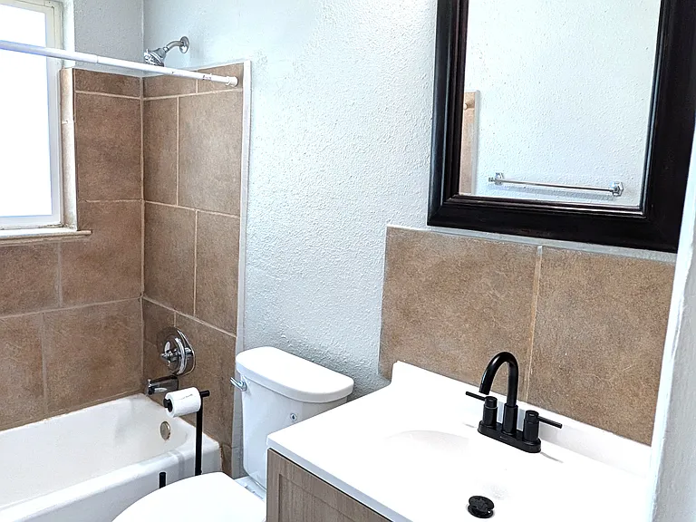 3344 N High St — Photo 5