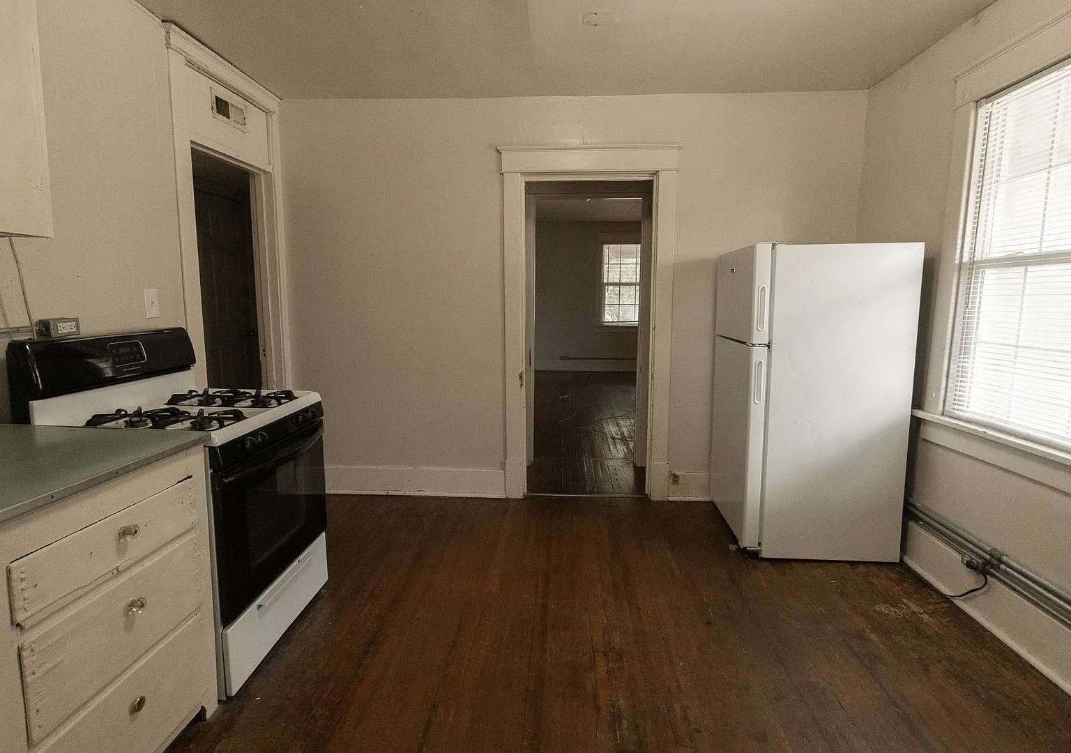 2 Bedroom House Just Steps From Downtown & Campus — Photo 3