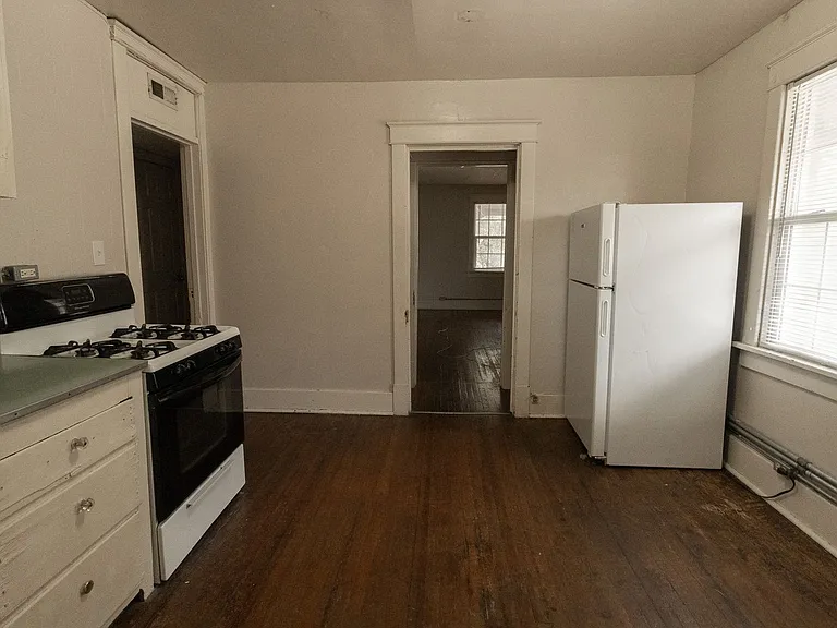 1107 E Walnut St — Photo 15