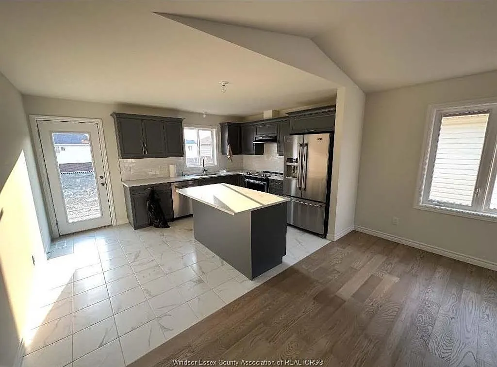 3 bed, $2,500 — Photo 3