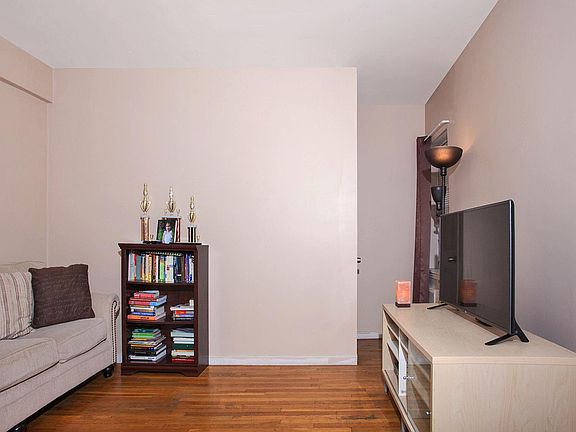 2nd image of 2615 Kennedy Blvd APT 306