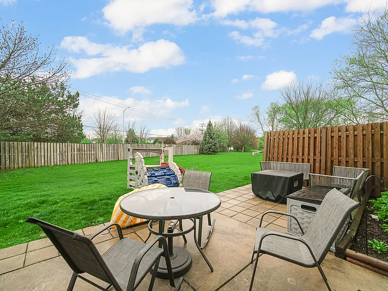1882 N Wentworth Cir — Photo 8