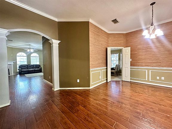 3rd image of 19327 Gallatin Ln