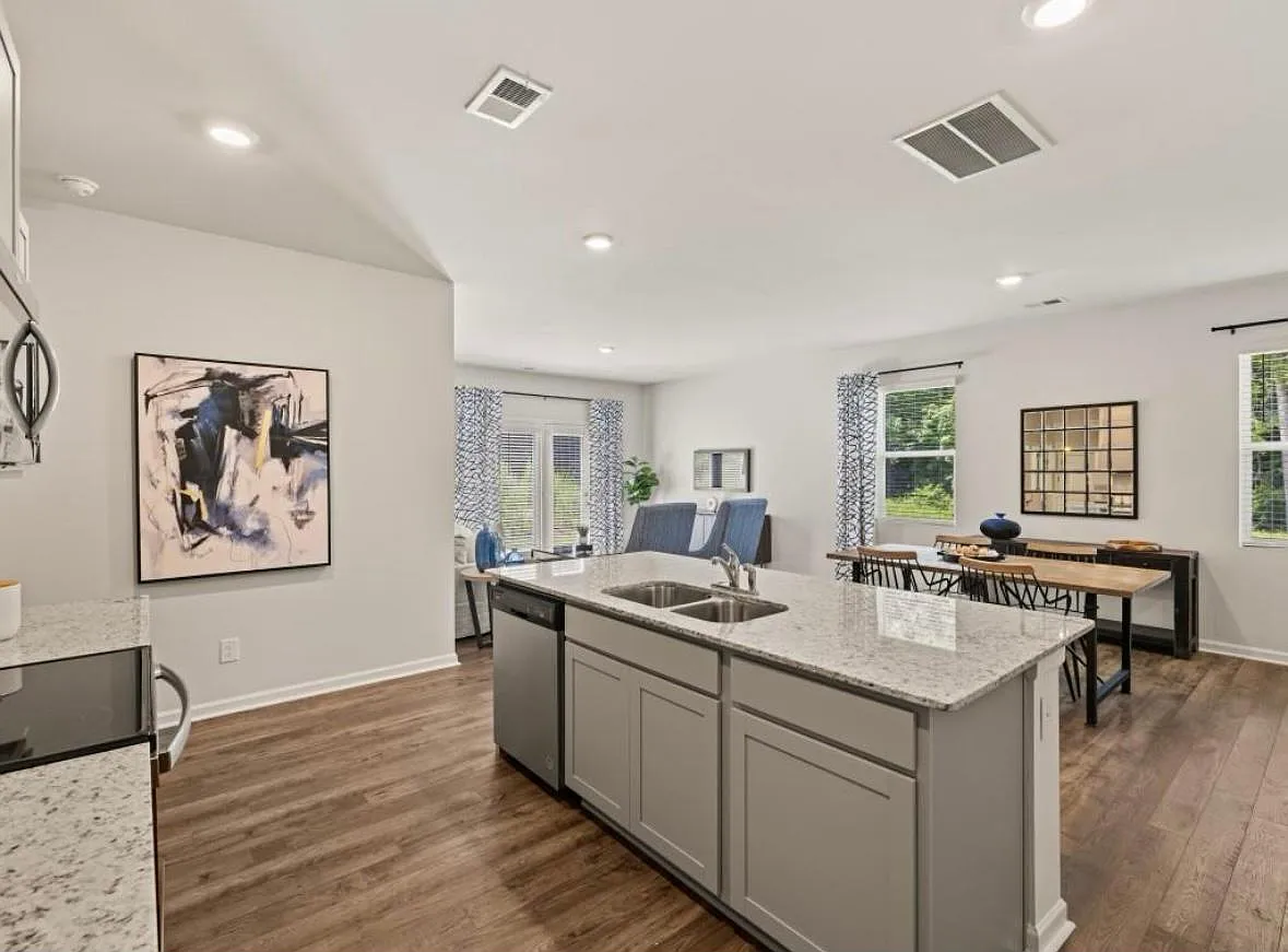 5 bed, 2361 sqft, $2,550 — Photo 3