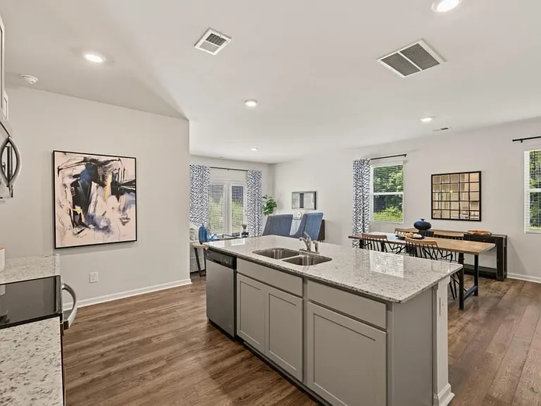 63 Oaktree St — Photo 3