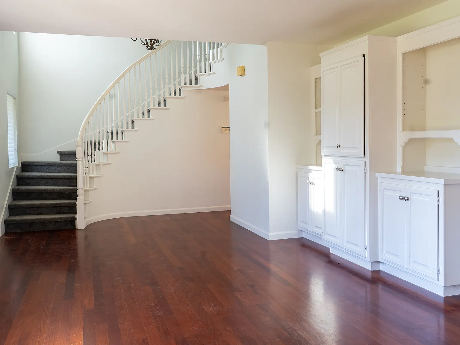 4 bed, 2490 sqft, $4,650 — Photo 4