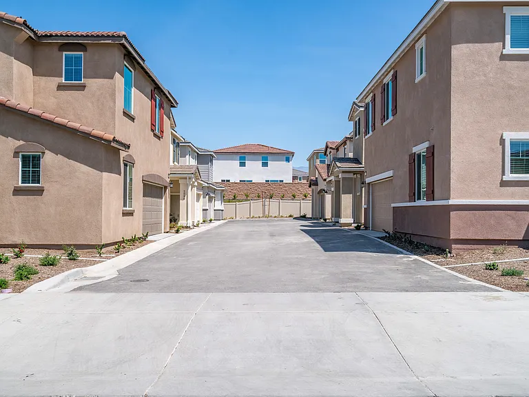 2074 Bergamot St — Photo 42