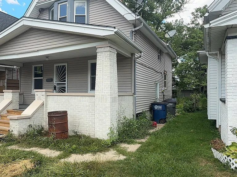 247 E Pearl St — Photo 2