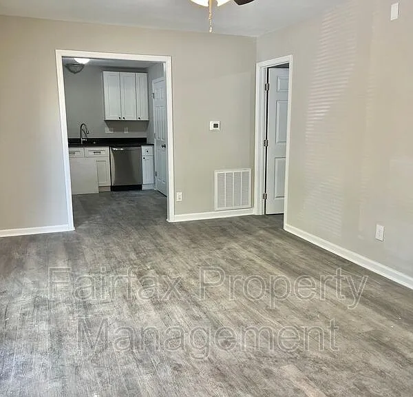 1112 E Lawson St #B — Photo 2