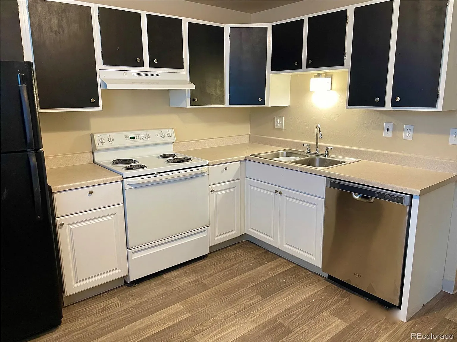 2 bed, 1.0 bath, 990 sqft, $1,325 — Photo 3