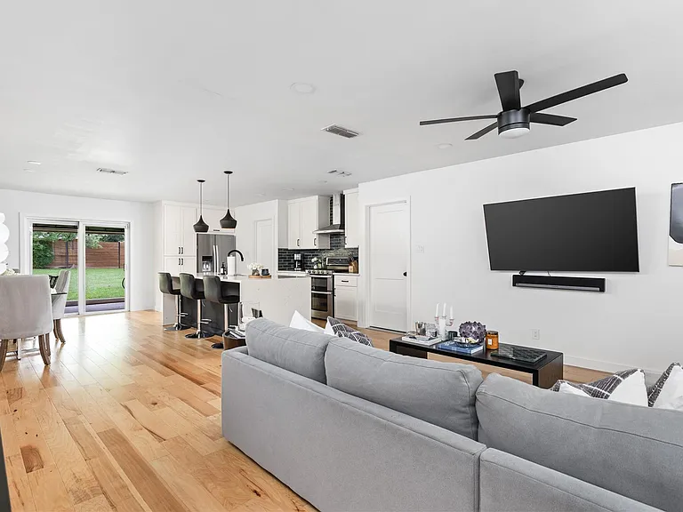 8704 Clarewood Dr — Photo 15