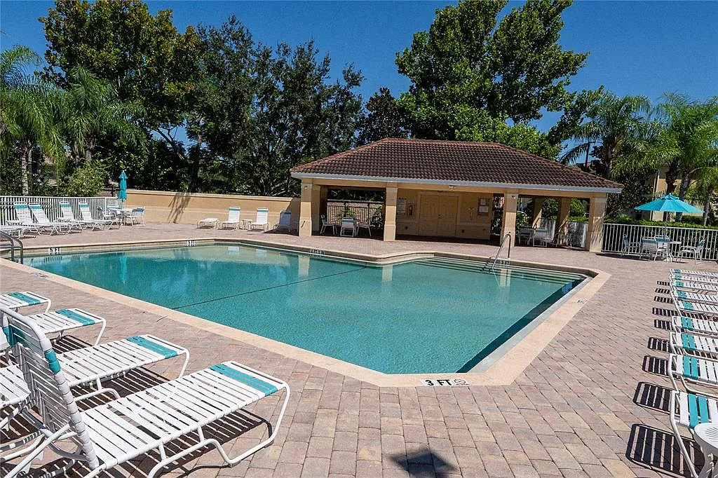 3 bed, 2.5 bath, 1661 sqft, $2,000 — Photo 3