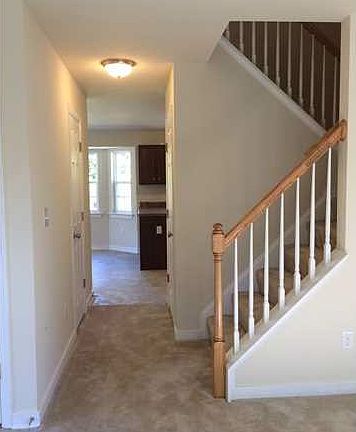 4th image of 11 Bays Farm Dr