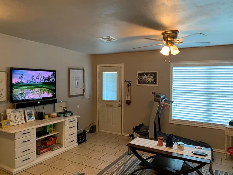 215 E Kittyhawk Dr — Photo 3