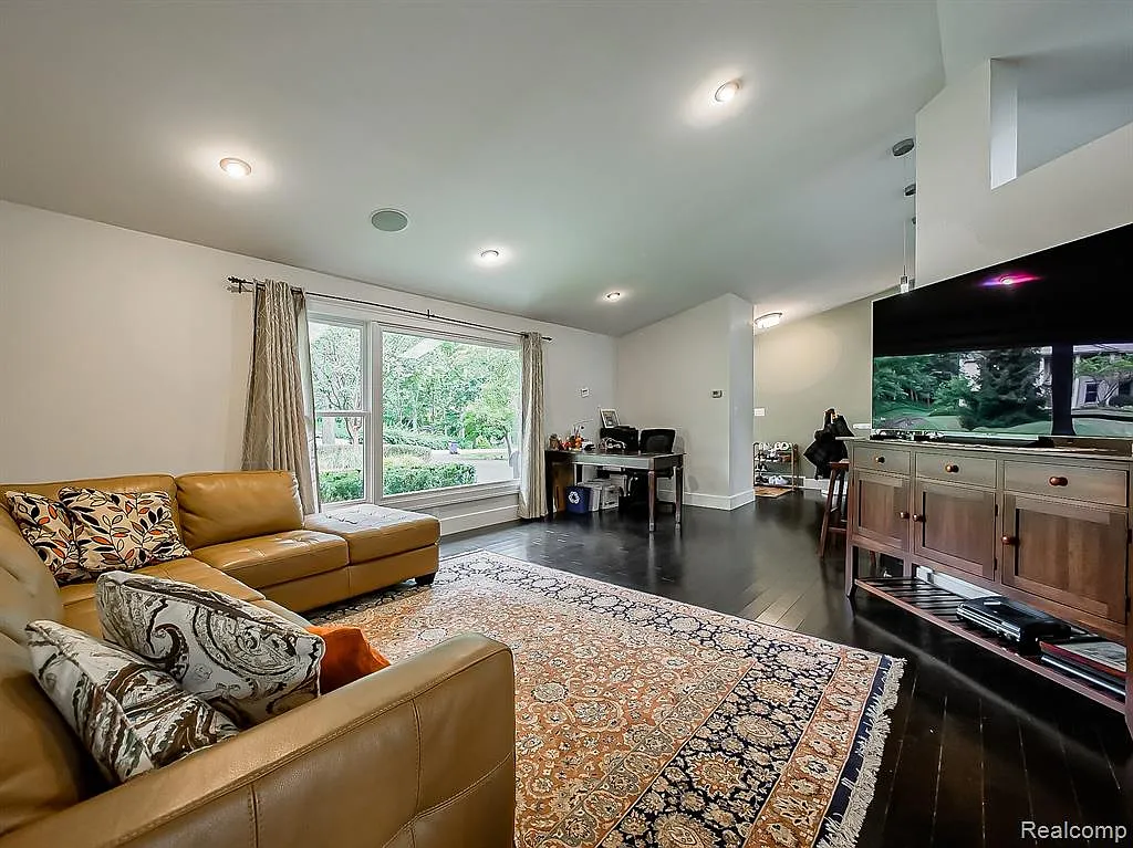 4 bed, 3.5 bath, 2972 sqft, $5,600 — Photo 3