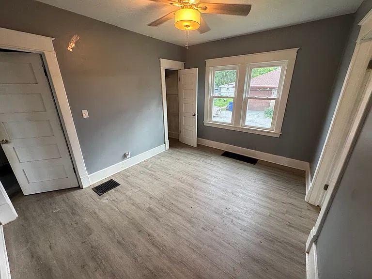 1145 E Walnut St — Photo 9