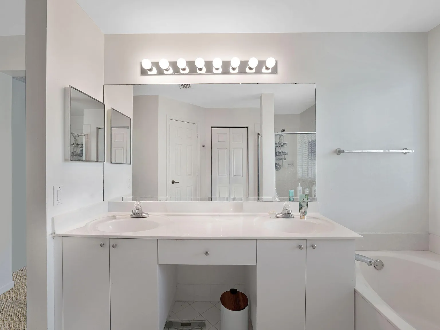 4 bed, 2.5 bath, 2256 sqft, $5,100 — Photo 3
