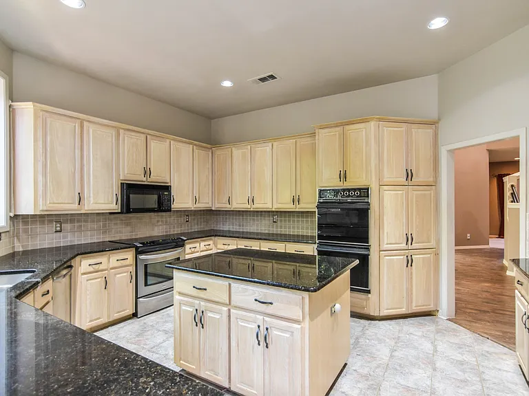 1113 Shady Oaks Cir — Photo 9