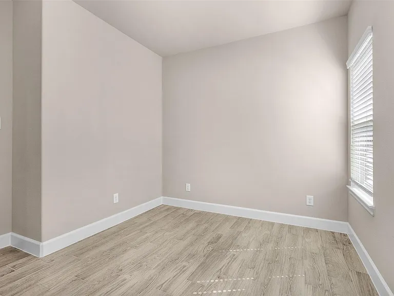496B Golden St #B — Photo 13