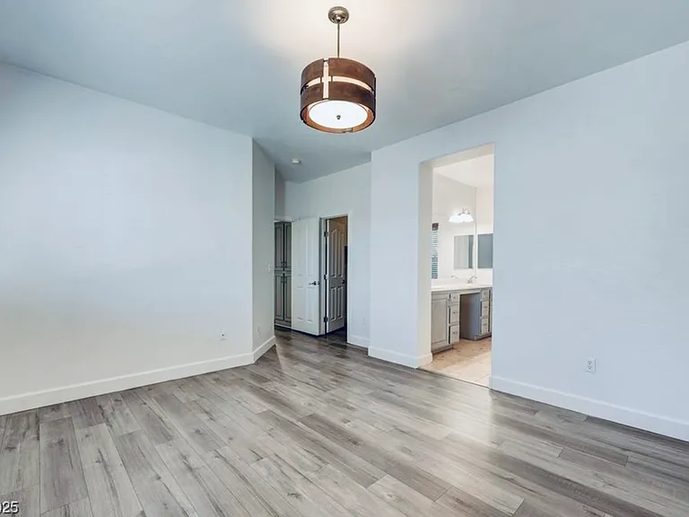 128 Tilbury Ave — Photo 2
