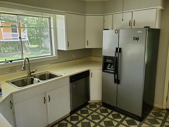 3rd image of 114 Live Oak Dr