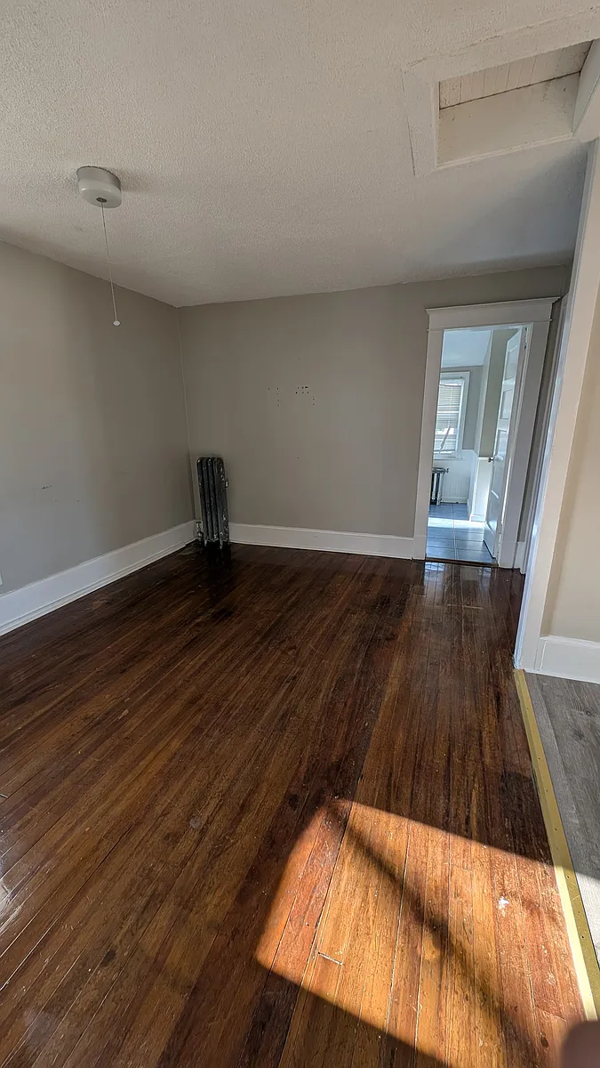 Building Photo - 304 Silver St #2