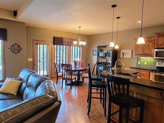5th image of 817 S 190th Ave