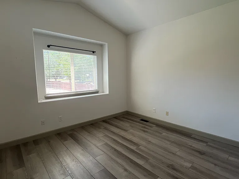 317 Victoria St — Photo 13