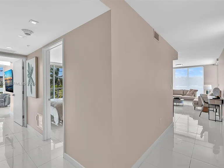 9901 E Bay Harbor Dr #403 — Photo 3