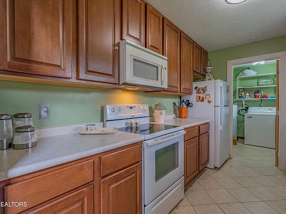 5th image of 951 Foster Dr